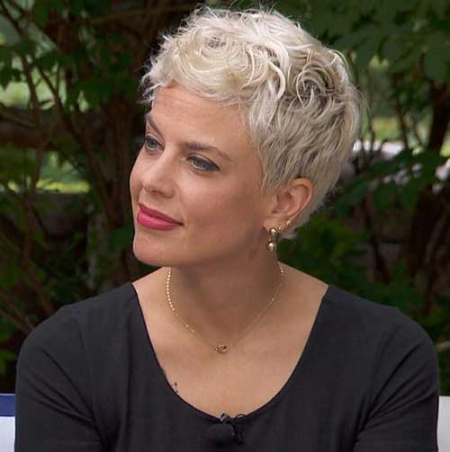Short Hairstyles for Women Over 50 8
