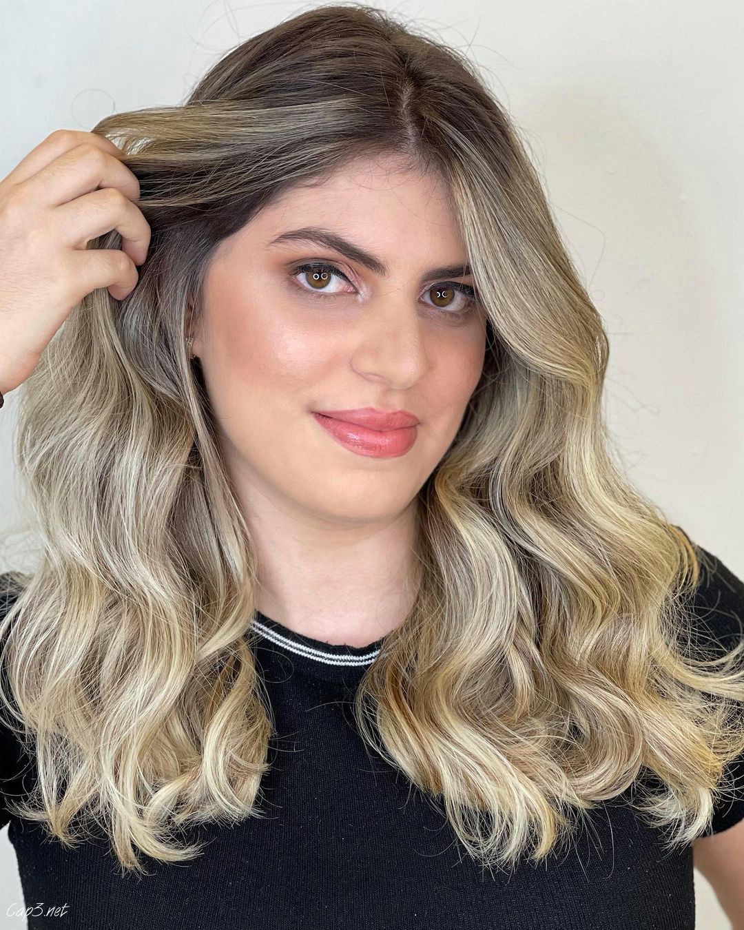 Retro Loose Blonde Hair With Dark Roots