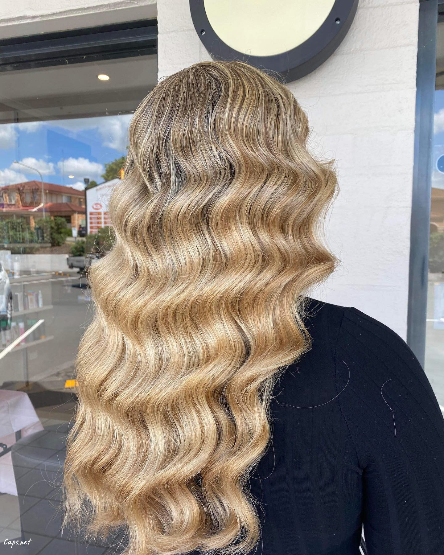 Elegant Blonde Waves 1