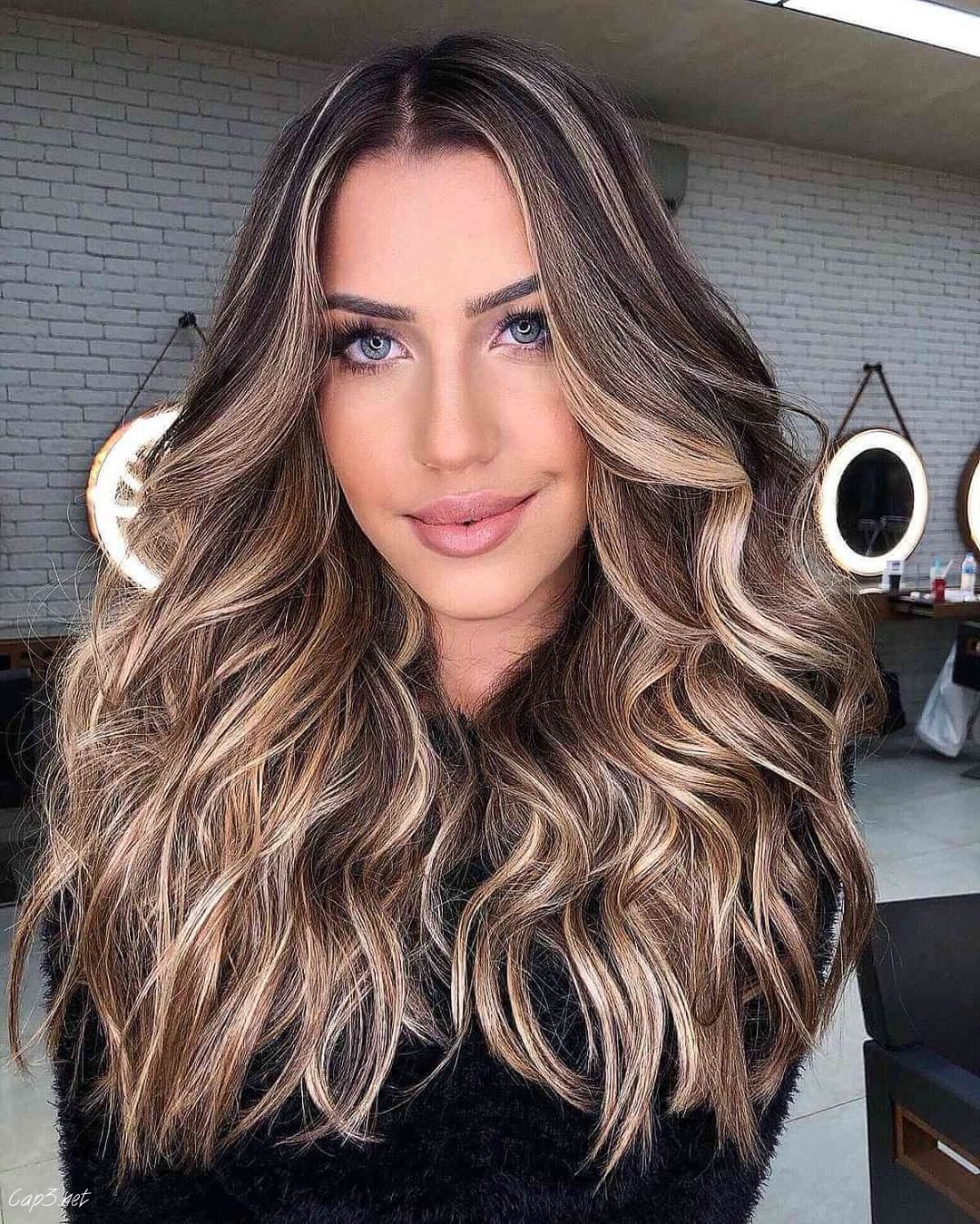 Layered Hairstyle With Blonde Highlights